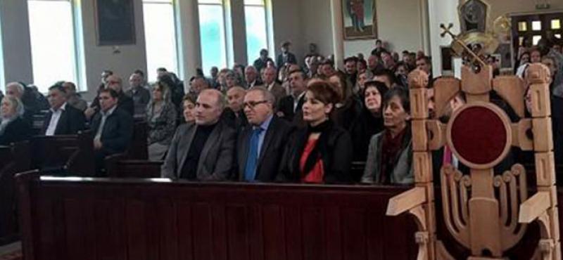 Hollanda'da Ermeni kilisesinin ayinine katilan HDP'li vekil bakin kimle beraberdi1