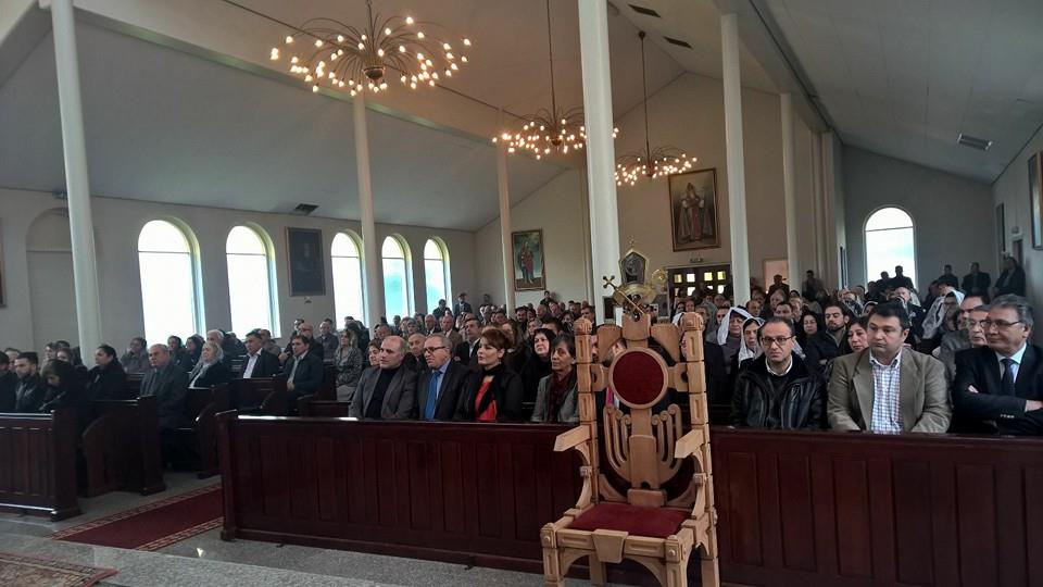 Hollanda'da Ermeni kilisesinin ayinine katilan HDP'li vekil bakin kimle beraberdi2