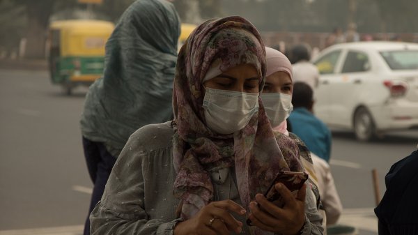 Yeni Delhi'de hava kirliliği, acil durum ilan ettirdi